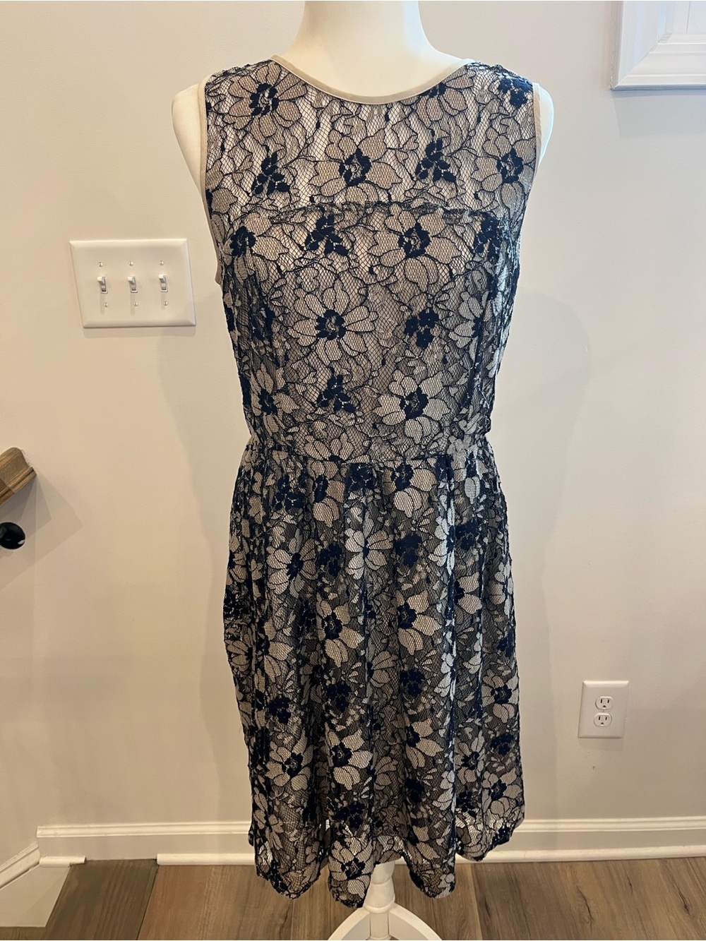 Ann Taylor LOFT Women’s Sleeveless Knee-Length Sheath Dress Size 10